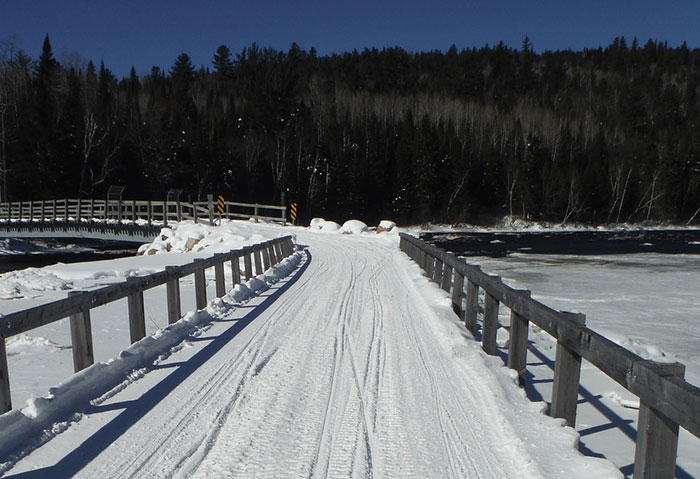 Snowmobile-tracks-in-Canada-2