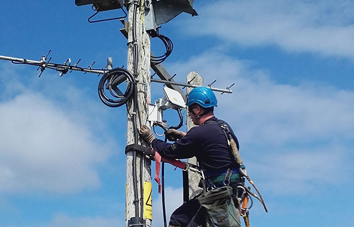 Explorer-540-on-telegraph-pole