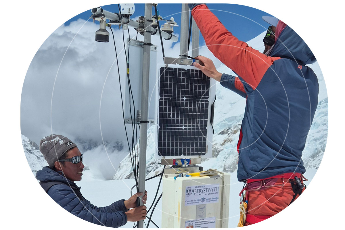 Installation-of-glacier-monitoring-equipment