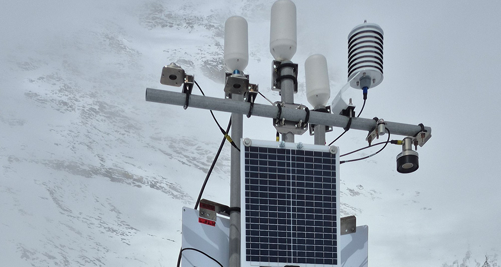 Glacier melt tracking equipment